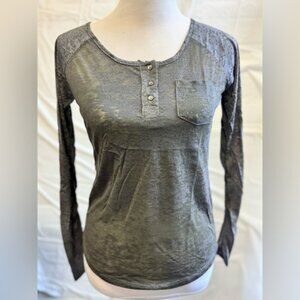 NWT Women’s Boutique Brand poof Size Small Light Weight Gray‎ Long Sleeve T